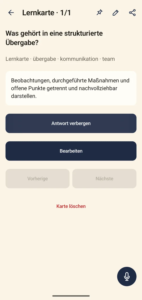 Eigene Lernkarte mit Frage zur strukturierten Übergabe und aufgedeckter Antwort